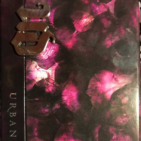 Urban Decay eyeshadow palette - Picture 2 of 3